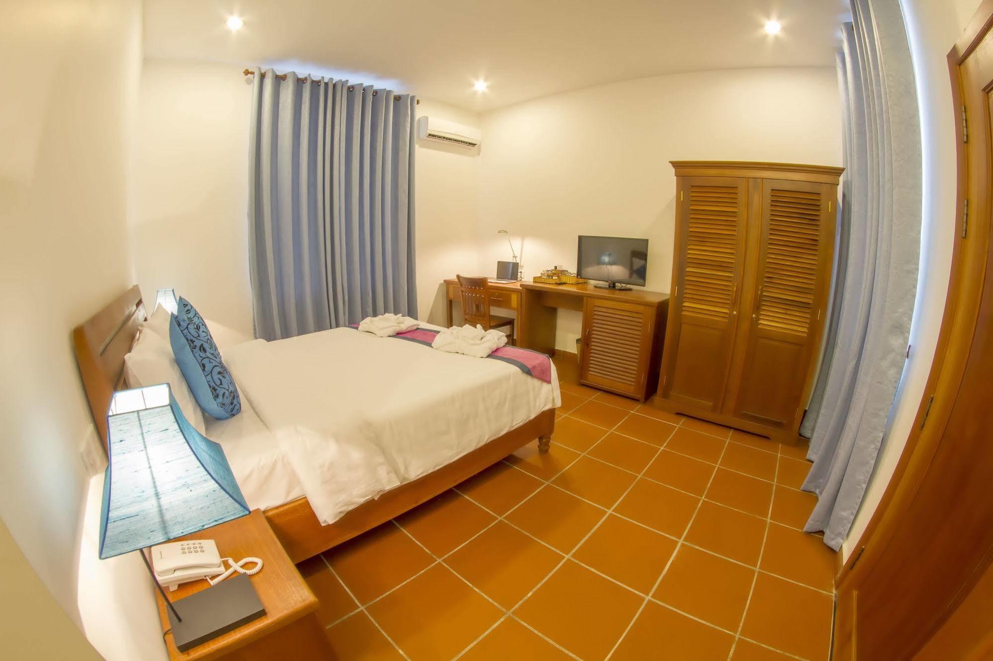 The Blue Corner Boutique Hotel بنوم بنه المظهر الخارجي الصورة