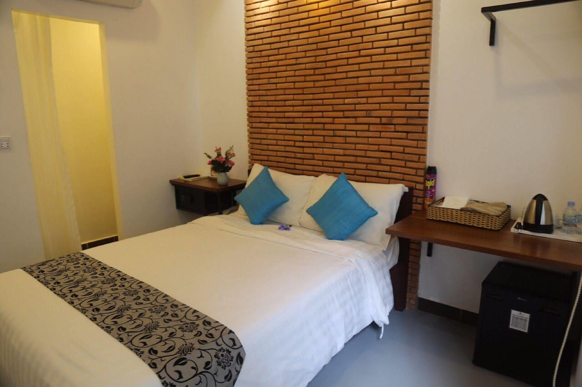 The Blue Corner Boutique Hotel بنوم بنه المظهر الخارجي الصورة