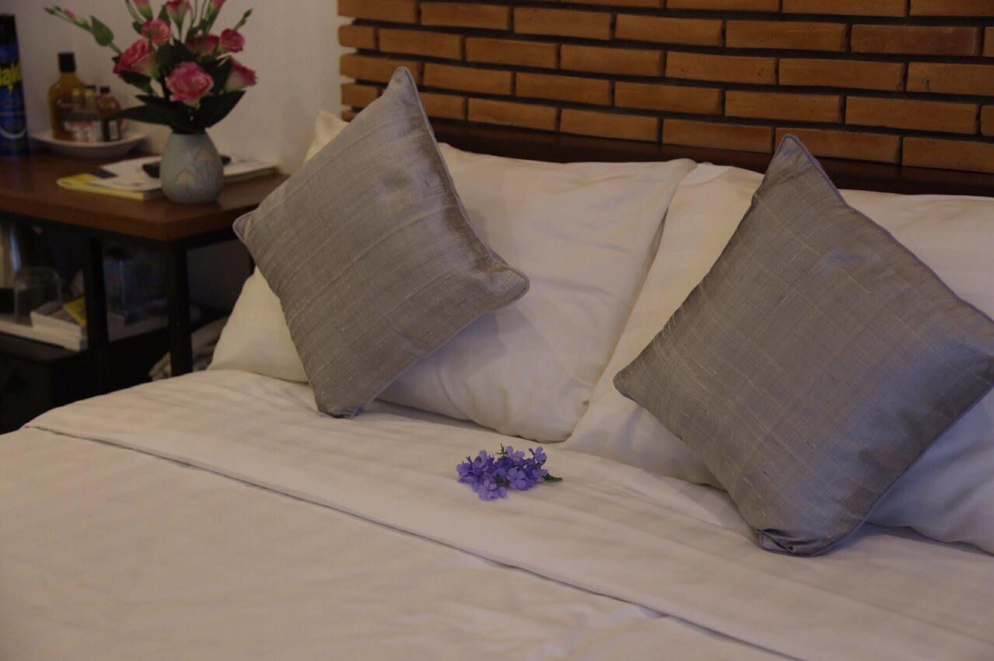 The Blue Corner Boutique Hotel بنوم بنه المظهر الخارجي الصورة